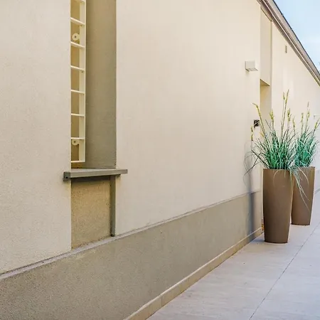 Urban Eden Nest - Smart Oasis In The Motor Valley