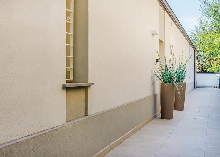 Urban Eden Nest - Smart Oasis In The Motor Valley